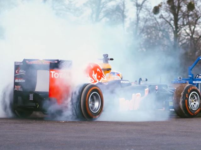 Новый сумасшедший трюк Red Bull – регбисты против машины Формулы 1